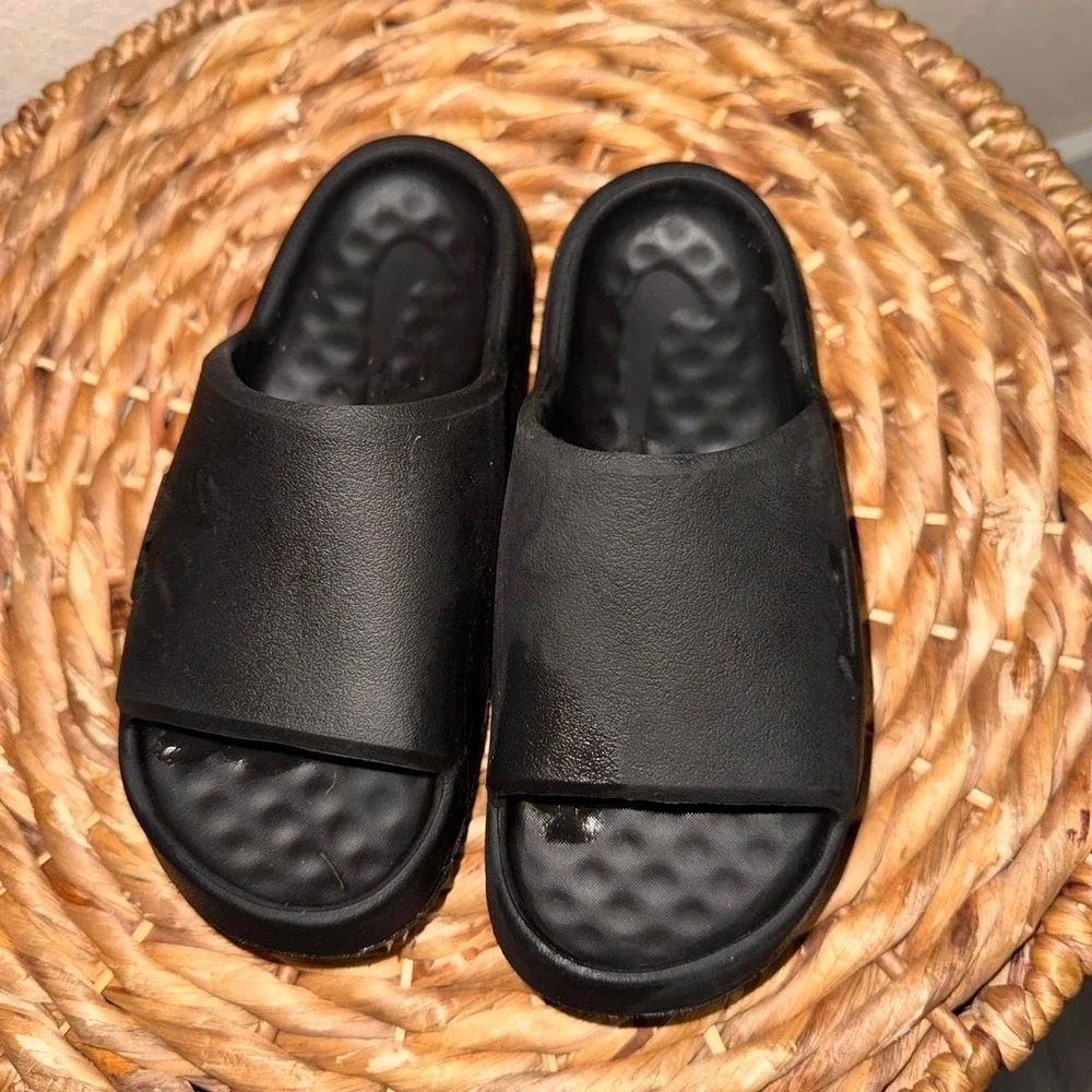 Black Nike slides with a sporty vibe #sneakers #athleticwear size 13c brand